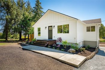 1064 Old Highway 99 , Bellingham, WA 98229