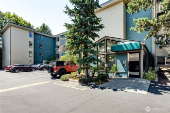 2210 NE 92nd Street #403, Seattle, WA 98115-3375