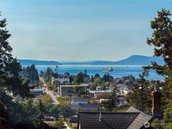 303 7th Street , Anacortes, WA 98221-1621
