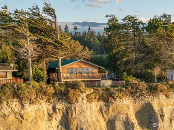 231 E Bluff Dr , Port Angeles, WA 98362