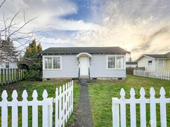 251 W Spruce St , Sequim, WA 98382