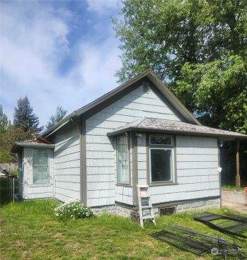 810 Blaine Street , Steilacoom, WA 98388-3404