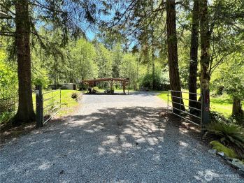 191 Paradise Drive , Eatonville, WA 98328