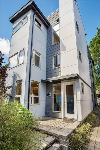 426 26th Avenue S #A, Seattle, WA 98144-2335
