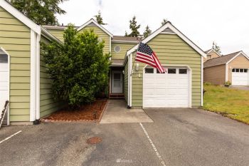 1250 SW Heller Street #E4, Oak Harbor, WA 98277
