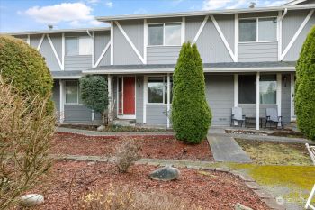 685 SE Ireland Street #3, Oak Harbor, WA 98277