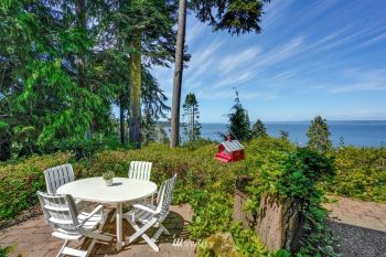8230 Grand Avenue NE, Bainbridge Island, WA 98110
