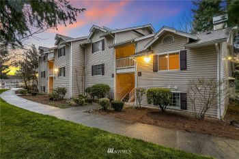 19230 Forest Park Drive NE #L242, Lake Forest Park, WA 98155