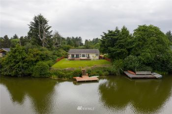 526 Sunset Avenue NE, Ocean Shores, WA 98569
