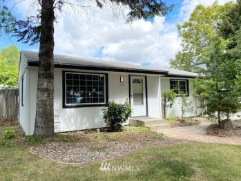 1821 NE Glen Street , East Wenatchee, WA 98802