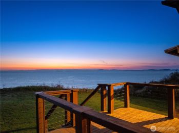 2143 W Beach Road , Oak Harbor, WA 98277-8871
