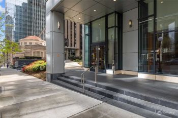909 5th Avenue #302, Seattle, WA 98104