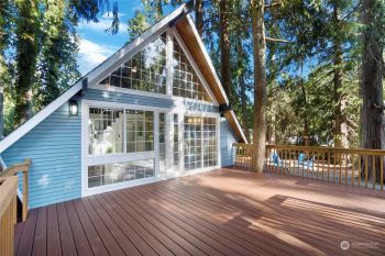 1407 Shuksan Dr , Camano Island, WA 98282