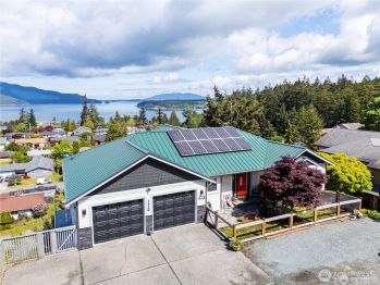 3420 W 8th Place , Anacortes, WA 98221-4522