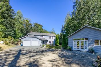5578 Lynwood Center Road NE, Bainbridge Island, WA 98110