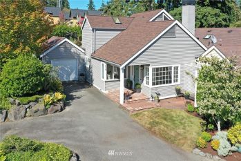 639 Madison Avenue N, Bainbridge Island, WA 98110